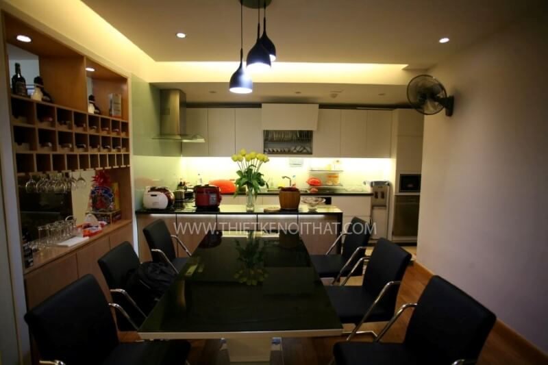 Phòng ăn hiện đại sở hữu những món nội thất hữu ích: bàn ăn, ghế ăn, đèn thả trần,...