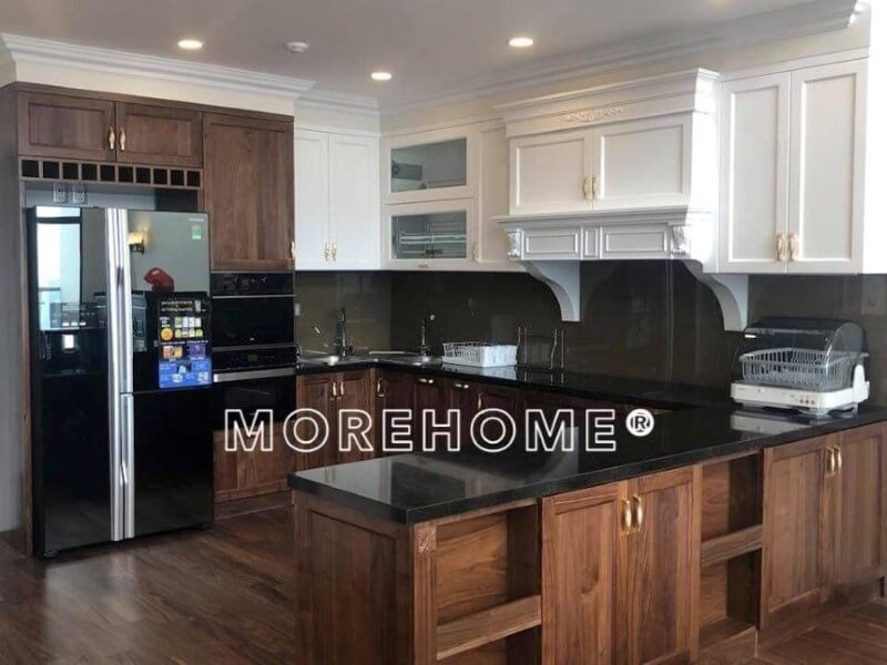 Mẫu tủ bếp gỗ óc chó tân cổ điển được làm từ 100% gỗ nhập khẩu với nhiều kiểu dáng khác nhau, nhưng luôn tạo ra cảm giác trọng lượng và tiện nghi cho người sử dụng.