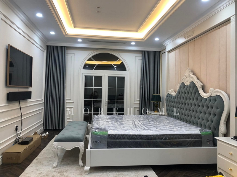 Việc đặt sofa cuối giường tân cổ điển sẽ góp phần tăng thêm đẳng cấp cho không gian và làm nên một bức tranh trang trí ấn tượng.